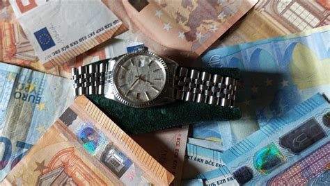 Truffa Milano, vende Rolex per 26mila euro. Ma le banconote 